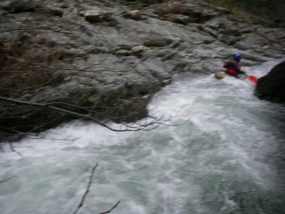 Dans le rapide du Goulet au niveau de la seconde gorge (3+).